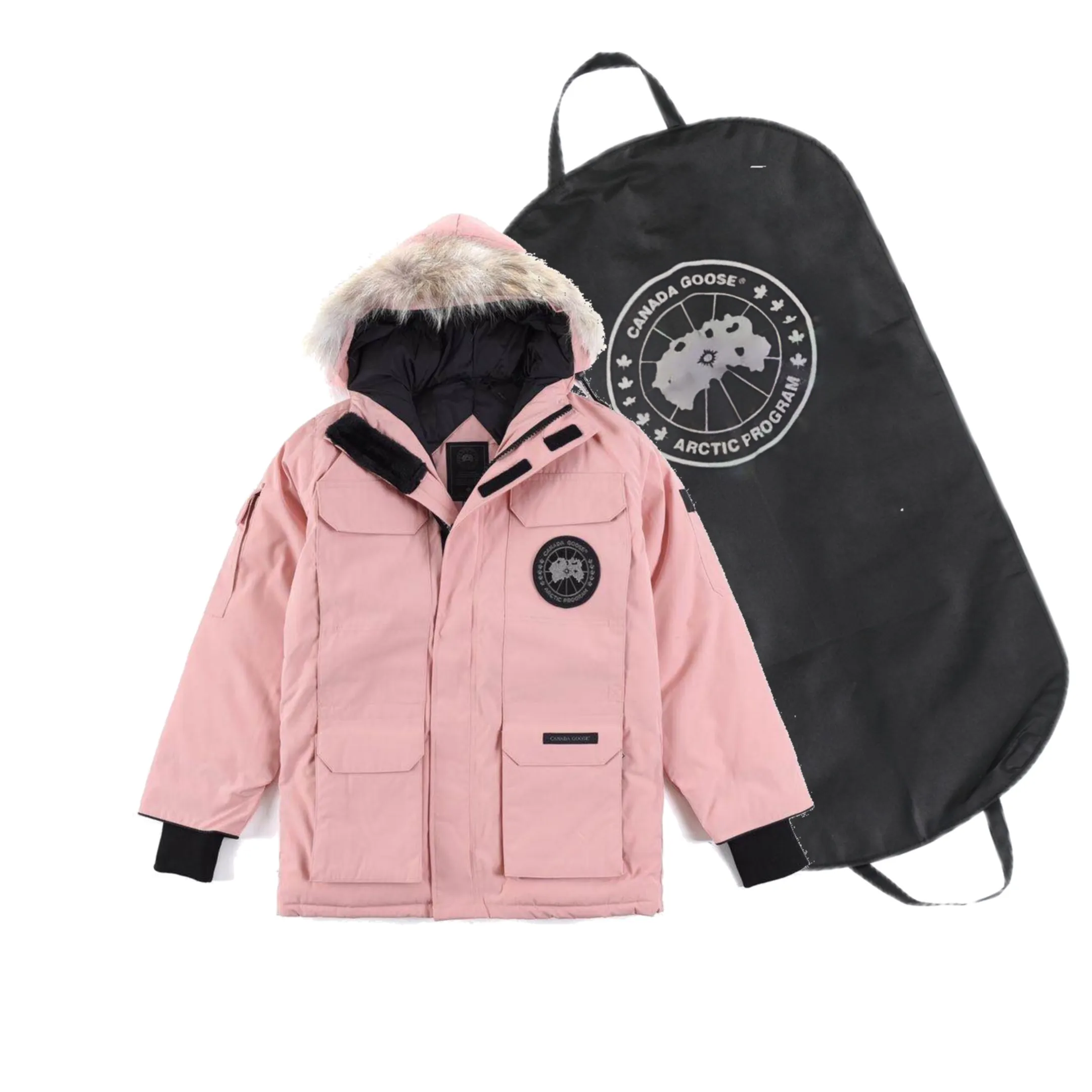 P780 with dust bag) Canada Goose Canada Goose #Expedition expedition parka classic down jacket ➖ Imported 21-count polyester-cotton blended original fabric [last year’s 16-count/18-count hard fabrics have been completely eliminated, this year all use 21-count genuine synchronized fabrics, the soft mid-band feels delicate and textured], genuine synchronized Feather-Light 10D waterproof coated fabric, made of 84.5% polyester fiber and 15.5% cotton, 100% the best feel in the entire network! ➖ The genuine official website is synchronized with the national standard 80 white duck down, you can check the official website customer service, there will never be a series of misleading claims such as 90 down or goose down! ➖ Using the best nylon lining with double double-layer sealing design, velvet-proof No. 7 needle + grid-filled down ready-made garments, there is 100% no so-called velvet running! ➖ The cuffs are designed with thickened seamless threads, and the collar and pockets are lined with top-quality polar fleece to keep you warm and comfortable! ➖ Yoshida YKK provides original custom-made electroplated sliders. YKK two-way lockable zippers are tight and smooth and will not peel off paint! ➖ 3M composite guarantees that the Velcro is the same as the original, durable, and all accessories and hardware are custom-made! ➖ Imported BEHRINGER embroidery machine to customize the 10,000-needle embroidery logo, 98% of which can be reproduced to restore the original logo. You can check and compare on the official website! ➖ The fur collars are all made of large pieces of Western Canadian blue wolf hide, ensuring that each fur collar is 13-15cm wide! 08 models for men and women SIZE: XS S M L XL XXL